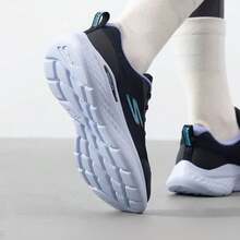 Skechers Sepatu lari wanita seri GO RUN yang ringan, bernapas, dan menyerap guncangan, cocok untuk pemula. - Hitam - View 5