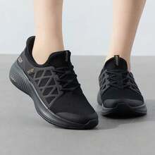 Sepatu jalan kaki ringan Skechers dengan jaring penyangga berlubang, sol lembut, desain anti selip, cocok untuk bepergian, berjalan kaki, dan pemakaian kasual sehari-hari. - Hitam - View 6