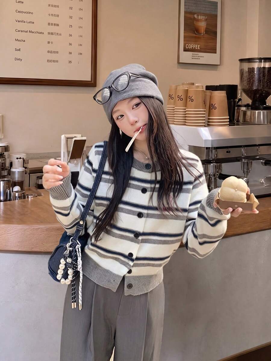 女款復古對比條紋寬鬆短版開襟衫,修身長袖針織毛衣,適合春季 - 灰色 - 查看 1
