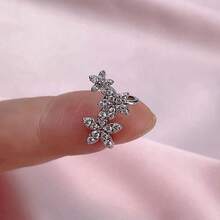 1件精緻三花鑽耳夾，小眾百搭花瓣耳骨飾品，適合日常、宴會與派對 - 耳骨夾 - 查看 3