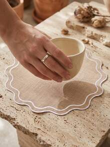 1pc Brown Base White Edge Wavy Shape Placemat, Natural Wabi-Sabi Style Fabric Material, Round Wavy Edge With Blue Binding Detail Decoration, Stain-Resistant Tabletop Protection, Functional Dining Table Decor, Suitable For Daily Tea Ceremony And Minimalist Home Decor - Brown - View 5