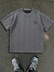 MAISONFOX Kaos Lengan Pendek Pria Kasual Musim Panas dengan Motif Huruf Jacquard Bertekstur dan Kerah Bergaris - Dark Grey - View 2