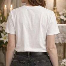 Camiseta masculina branca de algodão com estampa gráfica 'A Cruz Sagrada', manga curta e gola redonda. - Branco - Visão 4