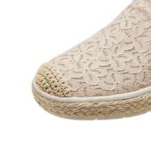 Skechers Sepatu loafer slip-on berenda yang bernapas, busa memori yang lembut dan elastis, sepatu slip-on wanita untuk berjalan-jalan santai, ringan, dan datar. - Krem - View 10