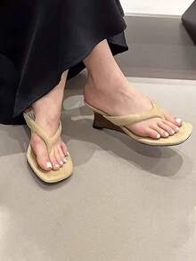女款楔形夾趾涼鞋 夏季通勤高跟鞋 不對稱鞋跟 百搭款 - 卡其色 - 查看 5