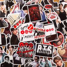 50張 K-POP BT/S ARIRANG 專輯貼紙，包含 SU/GA、J-Ho/Pe、Ji/Min、V 和 Jung/K00k 多種風格，必備 BT/S 粉絲周邊，適合裝飾卡片、專輯、筆記本、手機殼和行李箱 - 彩色 - 查看 1