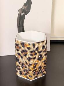 Suporte para Pincéis de Maquiagem Hexagonal com Estampa de Leopardo e Strass, Grande Capacidade, Superfície Incrustada com Strass Coloridos, Estilo Luxuoso e Brilhante, Padrão Completo de Strass, Formato de Coluna Hexagonal, Detalhes de Borda Regular, Recipiente para Ferramentas de Maquiagem, Adequado para Penteadeira do Quarto, Mesa de Maquiagem e Outros Ambientes - Multicolorido - Visão 5