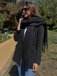 1件女款秋冬淺灰色純色百搭學院風優雅厚邊流蘇保暖圍巾，簡約日常披肩斗篷 - 黑色 - 查看 3
