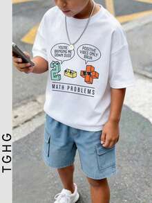 Camiseta de manga corta blanca para niños con estampado de dibujos animados de matemáticas que presenta el número 2 verde y un cuadrado amarillo - Blanco - Ver 1