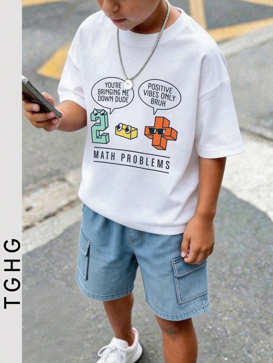 Camiseta de manga corta blanca para niños con estampado de dibujos animados de matemáticas que presenta el número 2 verde y un cuadrado amarillo - Blanco - Ver 1