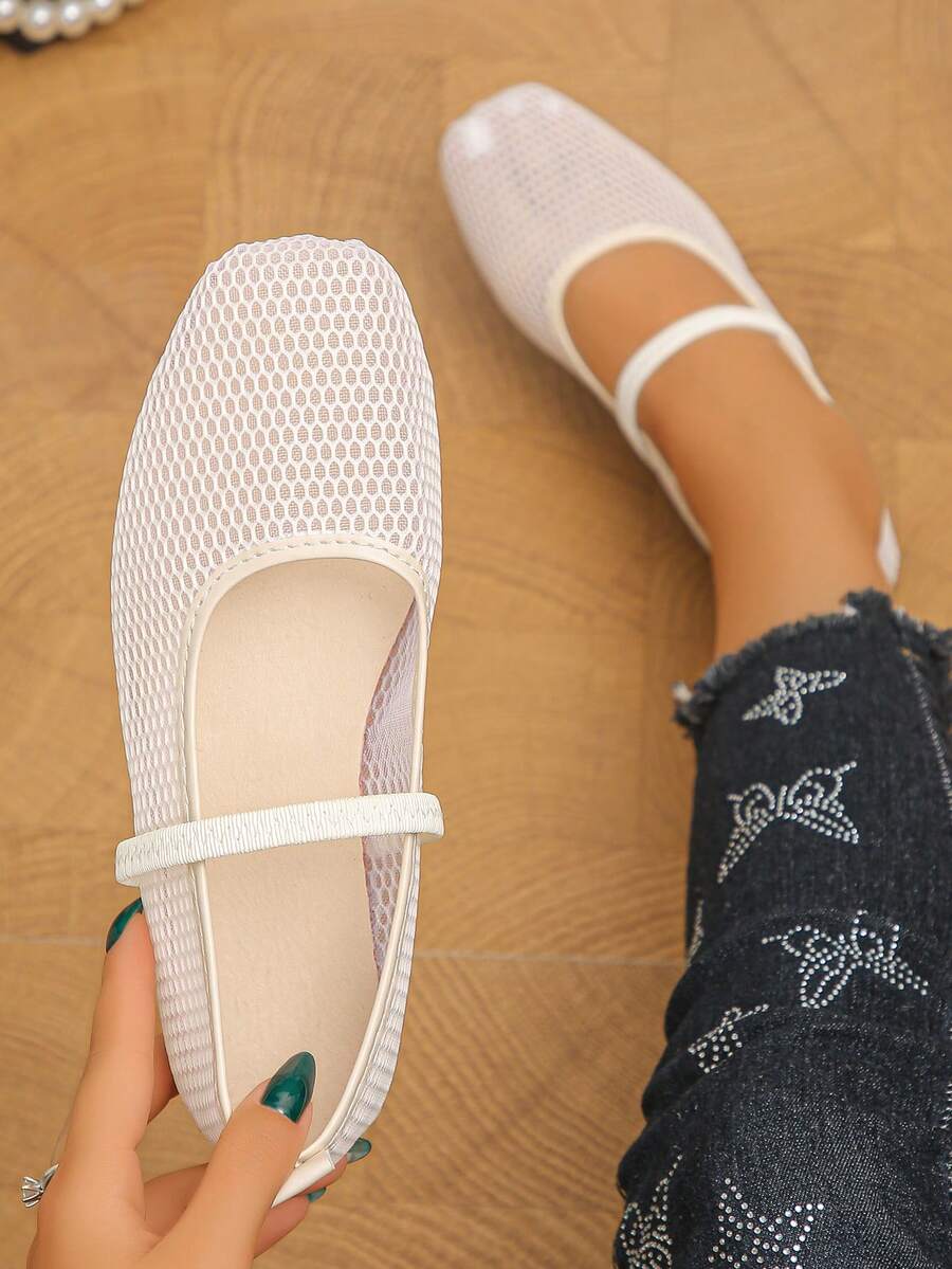 Bailarinas Mary Jane blancas de mujer WideFit en talla grande, con puntera ancha, tira de malla calada, estilo elegante, planas para uso diario, exterior y desplazamientos en primavera/verano, con estampado aleatorio, para oficina y otoño - Blanco calado con círculos pequeños combinado con PU negro - Ver 1