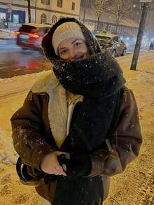 1件女款秋冬淺灰色純色百搭學院風優雅厚邊流蘇保暖圍巾，簡約日常披肩斗篷 - 黑色 - 查看 2