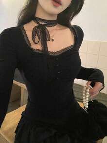女款哥德風心形領長袖抓皺胸前T恤，飾有對比色蕾絲滾邊與仿扣，高彈性常規長度上衣 - 黑色 - 查看 7