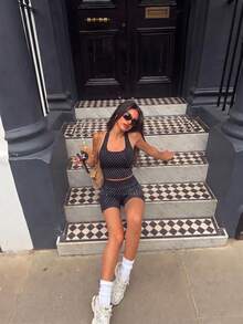 Set da 2 pezzi Top corto a pois senza cuciture con scollo all'americana + Pantaloncini da ciclismo a vita alta con effetto sollevamento glutei, elastici, per fitness, yoga, palestra, allenamento estivo da donna - Bianco e nero - Visualizzare 7