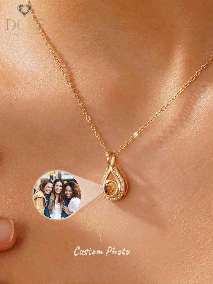 Kalung Foto Proyeksi Berlapis Emas 18K yang Dipersonalisasi, Perhiasan Kenangan Pengiring Pengantin Ibu Kustom dengan 100 Bahasa, Medali