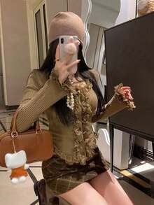 女款法式蕾絲飾邊修身針織開襟衫，秋冬款甜美風，適合日常穿著與約會，長袖上衣 - 咖色 - 查看 4