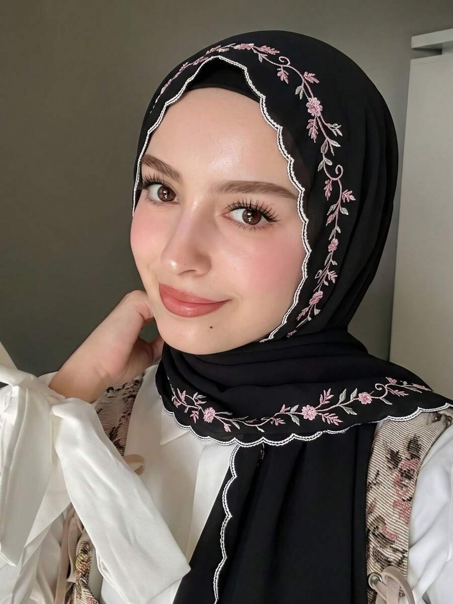 1件女款純色刺繡蕾絲長圍巾，夏季輕盈百搭透氣親膚，全包邊刺繡飾邊，柔軟垂墜高級感，適合日常穿搭