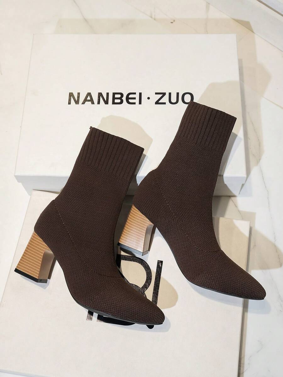 NANBEI ZUO 女款高跟針織中筒靴 時尚簡約百搭粗跟彈性靴 適合聖誕穿搭 - 棕色 - 查看 1