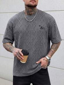 MAISONFOX Kaos Lengan Pendek Pria Kasual Musim Panas dengan Motif Huruf Jacquard Bertekstur dan Kerah Bergaris - Dark Grey - View 7