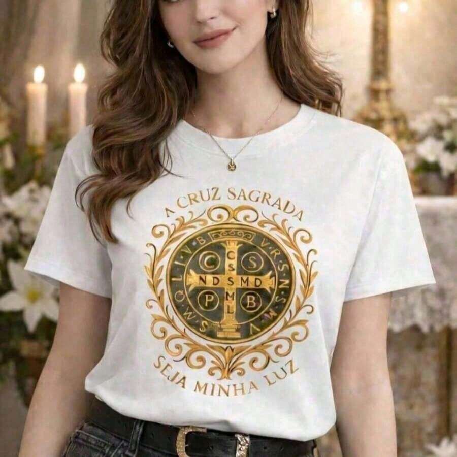 Camiseta masculina branca de algodão com estampa gráfica 'A Cruz Sagrada', manga curta e gola redonda. - Branco - Visão 1
