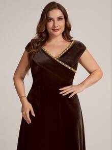 EVERPRETTY Plus Size Autumn Luxury Elegant Rhinestone V-Neck Velvet Brown Formal Evening Dress Suitable For Parties, Dinners And Formal Occasions - Brown - View 2