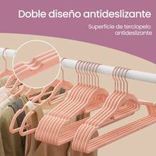 SONGMICS Perchas de Terciopelo 50 Unidades Colgador de Ropa Antideslizantes Ahorra Espacio 43,5 x 22,5 x 0,6 cm Violeta - Ver 3