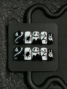 10 piezas de uñas postizas hechas a mano, estilo europeo, cortas y cuadradas, base de contraste clásico blanco y negro para Halloween, con araña negra pintada a mano, cara de fantasma, líneas de enredadera y patrones de mini fantasmas, minimalista oscuro pero festivo, adecuado para fiesta de Halloween, streetwear, uso diario, incluye set completo de herramientas para uñas, regalo perfecto de Halloween para mujeres - Blanco y Negro - Ver 1