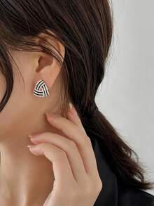 1 Pair Geometric Triangle Rhinestone Stud Earrings, Vintage Black Hollow Triangle Earrings, Elegant Versatile Women's Earrings - Black - View 6