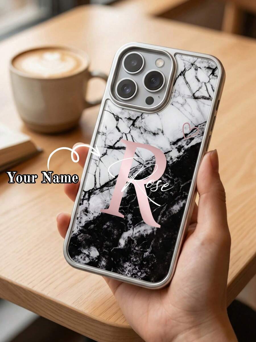 客製化字母姓名大理石印花手機殼，相容 iPhone 15 16 17 18 Pro Max，電鍍銀色邊框，UV 反向印刷，耐褪色，亮面光滑，可愛粉色愛心，個性化客製外殼，優雅美感保護殼，適合女性與女孩的理想禮物，完美適用於日常通勤、辦公、約會、旅行與度假