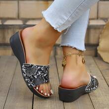Sandal Pantai Platform Wedges Bermotif Ular dengan Hiasan Paku Keling untuk Wanita, Cocok untuk Musim Panas - Hitam - View 11