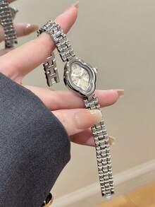 1件女款金色方形手鍊石英手錶，精緻小巧時尚，適合日常配戴，生日/畢業禮物，休閒風格 - 銀色 - 查看 1