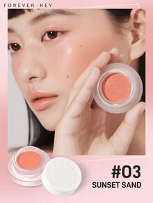 FOREVER KEY Blush Powder memiliki tekstur halus, mudah dibaurkan, bebas butiran, dan tidak mudah rontok. Tahan air, tahan keringat, dan tahan lama, sangat cocok untuk dibawa bepergian. Digemari oleh generasi Y2K dan Gen Z, produk ini merupakan hadiah Hari Ibu yang ideal. - #03 PASIR MATAHARI TERBENAM - View 3