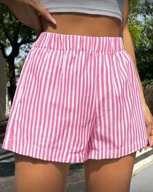 Conjunto de dos piezas, playera y short, playera estampada con dos flores de hibisco en tonos diferentes y texto "Blooming", short corto de rayas, ideal para vacaciones, para la playa, calor - 2 Playera Blanca con Short Rayas Rosa con Blanco - Ver 6