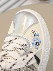 1 Pair New Embroidered Girls' Parent-Child Sneakers, Fashionable Versatile Casual Shoes With Floral Pattern, Suitable For Travel, Outdoor, Gatherings - Silver - View 4