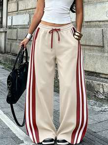 Celana Sweatpants Sweet Cool Girl dengan Tali Serut Elastis, Pinggang Tinggi, Potongan Lebar, dan Detail Garis Tiga Warna Kontras Burgundy di Sisi Samping, Motif Patchwork Webbing, dan Kerajinan Tangan Olahraga. - Aprikot - View 3