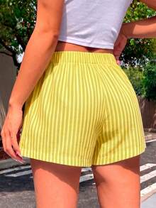Conjunto de dos piezas, playera y short, playera estampada con dos flores de hibisco en tonos diferentes y texto "Blooming", short corto de rayas, ideal para vacaciones, para la playa, calor - 2 Playera Blanca con Short Rayas Verde con Amarillo - Ver 7