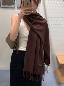 1件女款經典極簡羊絨圍巾，百搭領巾配件，適合日常穿著與通勤 - 咖啡棕 - 查看 4