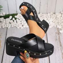 女款交叉綁帶厚底穆勒涼鞋，金屬鉚釘粗跟內嵌高跟，露趾一腳蹬高跟拖鞋，適合日常街頭穿搭 - 黑色 - 查看 1