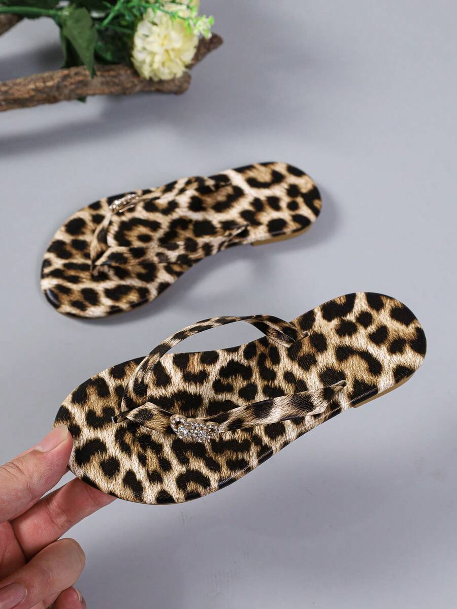 1 Pair Kids Fashion Leopard Print Heart Rhinestone Flip Flops, Summer Casual Flat Sandals, Daily And Beach Vacation Shoes