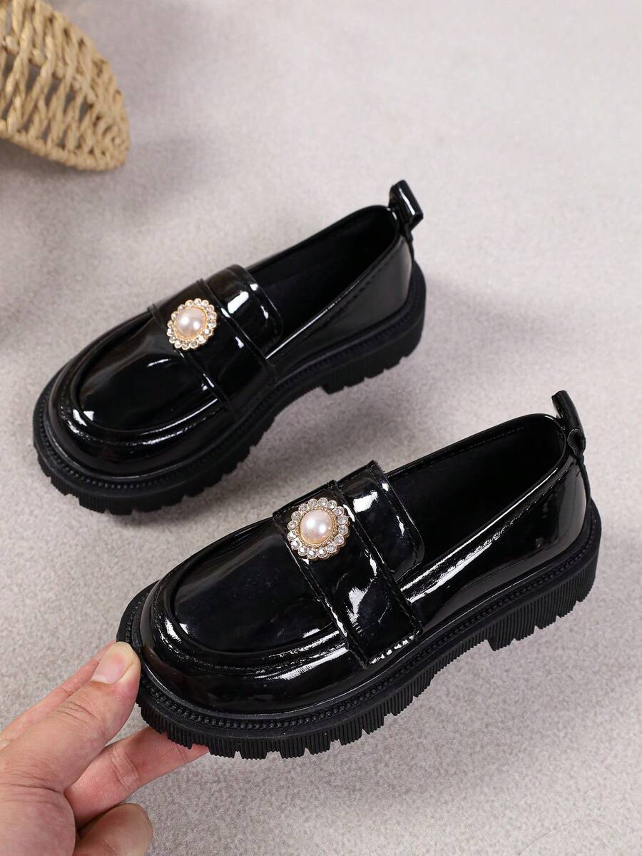 Sepatu Loafer Anak Perempuan RS Cute Style Kulit Paten Hitam dengan Mutiara dan Rhinestone, Sol Tebal, Sepatu Sekolah dan Pesta Sehari-hari Anak-anak - Hitam - View 1
