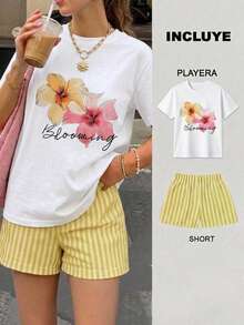 Conjunto de dos piezas, playera y short, playera estampada con dos flores de hibisco en tonos diferentes y texto "Blooming", short corto de rayas, ideal para vacaciones, para la playa, calor - 2 Playera Blanca con Short Rayas Verde con Amarillo - Ver 1