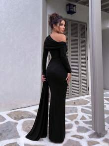 Gaun Elegan Warna Polos dengan Detail Kerutan dan Leher Asimetris, Pas Badan, Cocok untuk Pesta, Pernikahan, dan Acara Malam Formal - Hitam - View 6