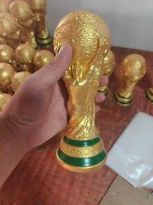 FIFA 這套獎盃包含加拿大、墨西哥和美國冠軍獎盃－由樹脂材質製成，附帶經典獎盃和獎盃小雕像。它是足球迷和收藏家的理想選擇，也是生日派對裝飾或辦公室展示的絕佳禮物（2款隨機發貨－）。 - A - 查看 13