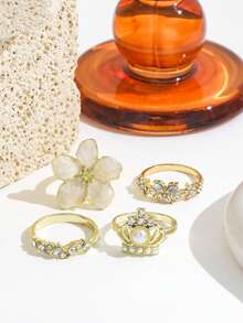Juego de 4 anillos para mujer estilo INS con corona de perlas falsas, flores y strass, con flor 3D de esmalte francés - Dorado - Ver 4