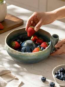 1 pièce Bol à fruits en céramique à drainage automatique, bol de lavage de fruits en céramique, passoire, déshydrateur, conception d'entrée latérale à flux d'eau en vortex, panier de drainage multifonctionnel pour fraises, myrtilles et petits fruits, passoire de cuisine à drainage rapide, bassin de lavage de fruits rotatif, boîte cadeau de pendaison de crémaillère pour les vacances, bassin de lavage de fruits à la maison, ensemble cadeau de plateau de fruits pour le thé de l'après-midi - Bol de lavage en céramique pour fruits - Voir 4