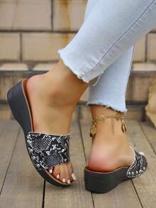 Sandal Pantai Platform Wedges Bermotif Ular dengan Hiasan Paku Keling untuk Wanita, Cocok untuk Musim Panas - Hitam - View 7