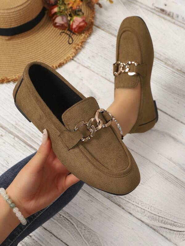 Mocassins plats à bout carré pour femmes, style rétro de navetteur, chaussures à enfiler en daim avec décoration de chaîne, nouvelles chaussures plates à enfiler pour toutes les saisons