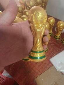 FIFA 這套獎盃包含加拿大、墨西哥和美國冠軍獎盃－由樹脂材質製成，附帶經典獎盃和獎盃小雕像。它是足球迷和收藏家的理想選擇，也是生日派對裝飾或辦公室展示的絕佳禮物（2款隨機發貨－）。 - A - 查看 15