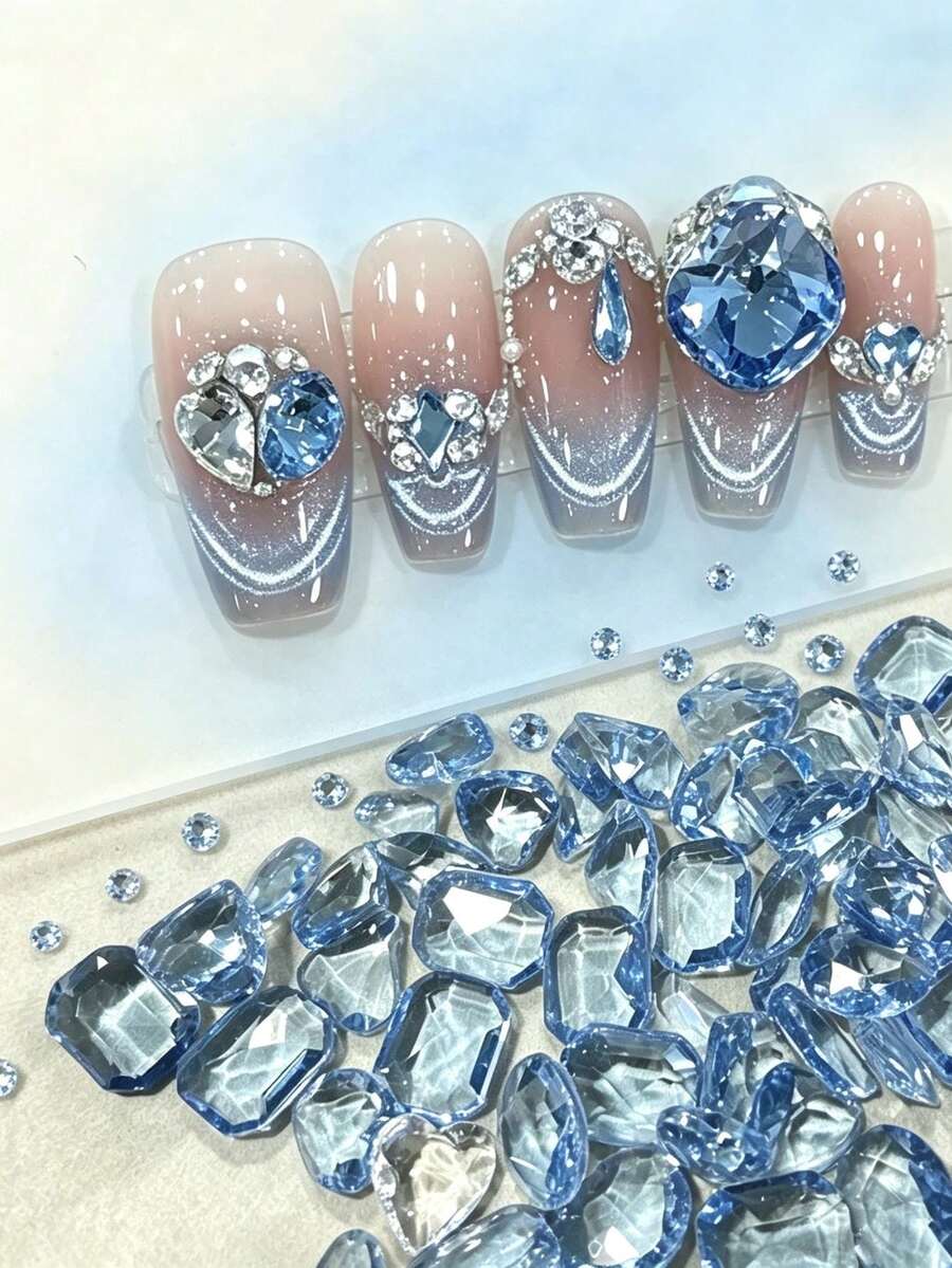 Ca 20 st slumpmässigt blandade isblå oregelbundna strass med spetsig botten, inklusive rektangulära, ovala, hjärtformade och andra slipningsstilar, klar isblå färg, multifasetterad refraktiv transparent lyster, slumpmässigt blandade stilar, friska och sofistikerade, lämpliga för att skapa kalltonade, delikata dekorativa looks - Multifärgad - Visa 1