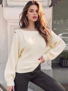 كنزة صوفية نسائية أنيقة بلون أبيض مائل للصفرة بأسلوب كتف واحد مع أزرار ذهبية على الكتف وأكمام طويلة ونسيج مضلع بتصميم فضفاض للخريف - أبيض - مشاهدة 3